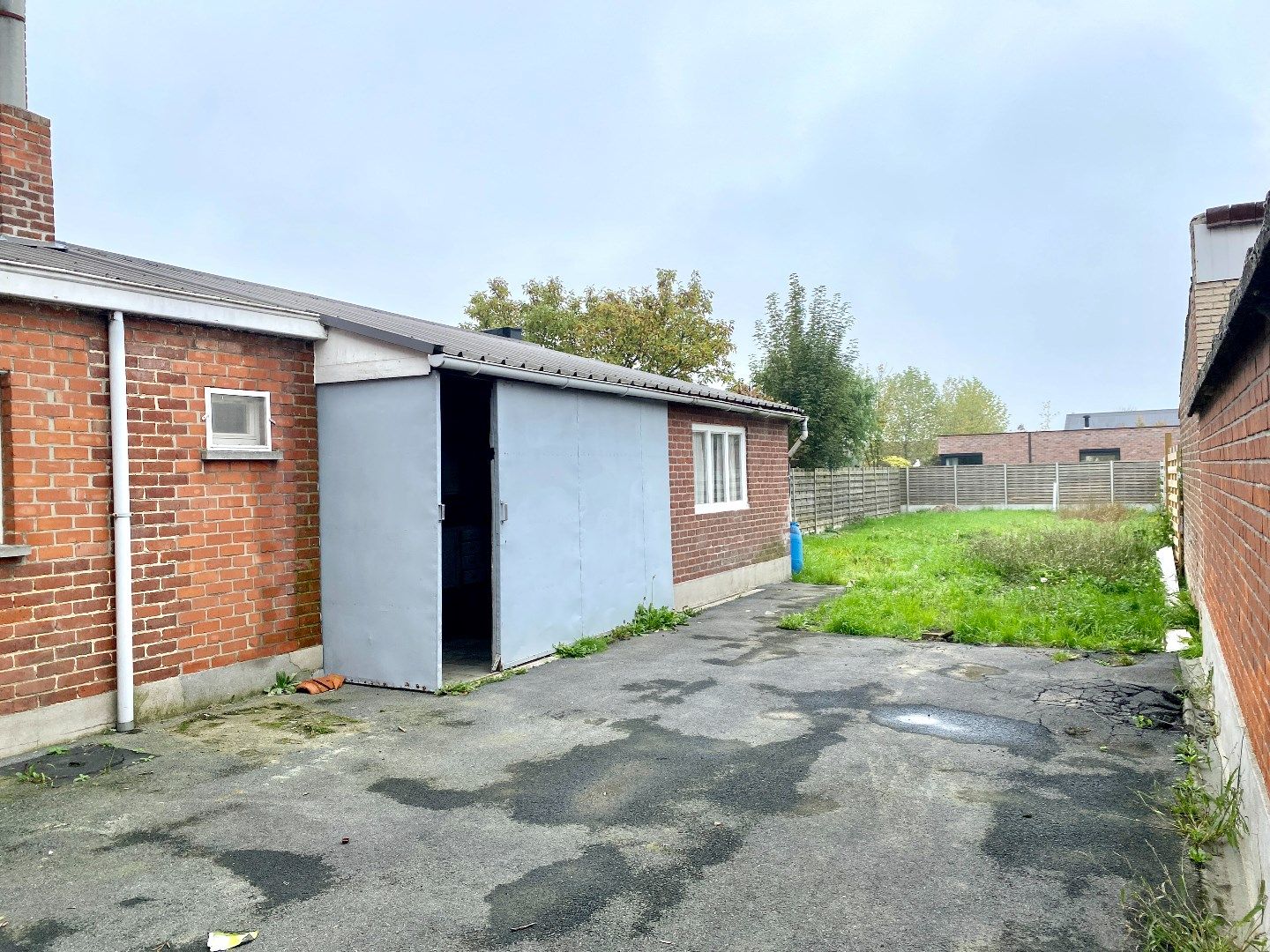 Deels gerenoveerde woning in betonstructuur met atelier/grote garage en ruime tuin. foto 7