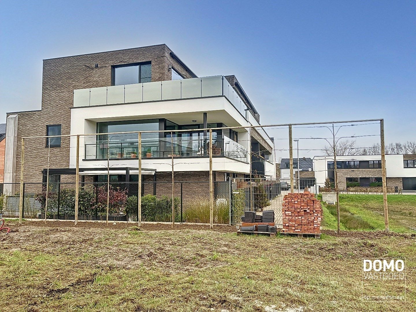 Prachtige verder af te werken pastoriewoning met 5 slaapkamers, 3 badkamers, inpandige garage en tuin te Hasselt. foto 26