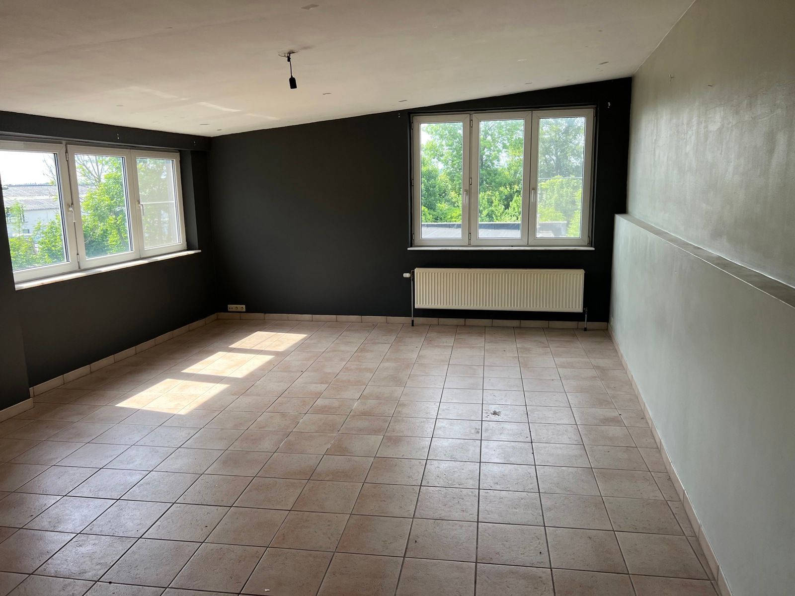 Opbrengsteigendom: Handelsgelijkvloers + 2 appartementen te koop te Bouge. foto 5
