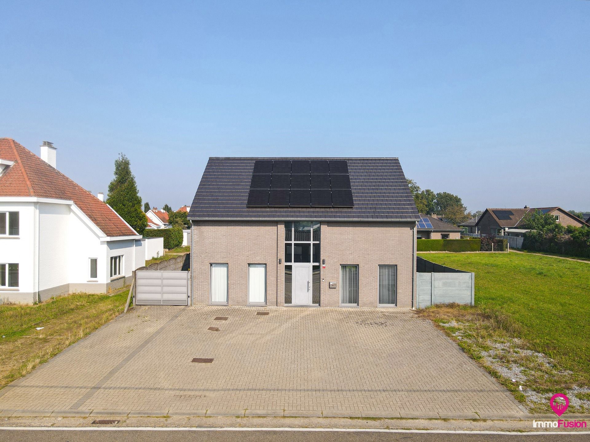 Recente vrijstaande woning van 240 m² en 8are grond! foto {{pictureIndex}}