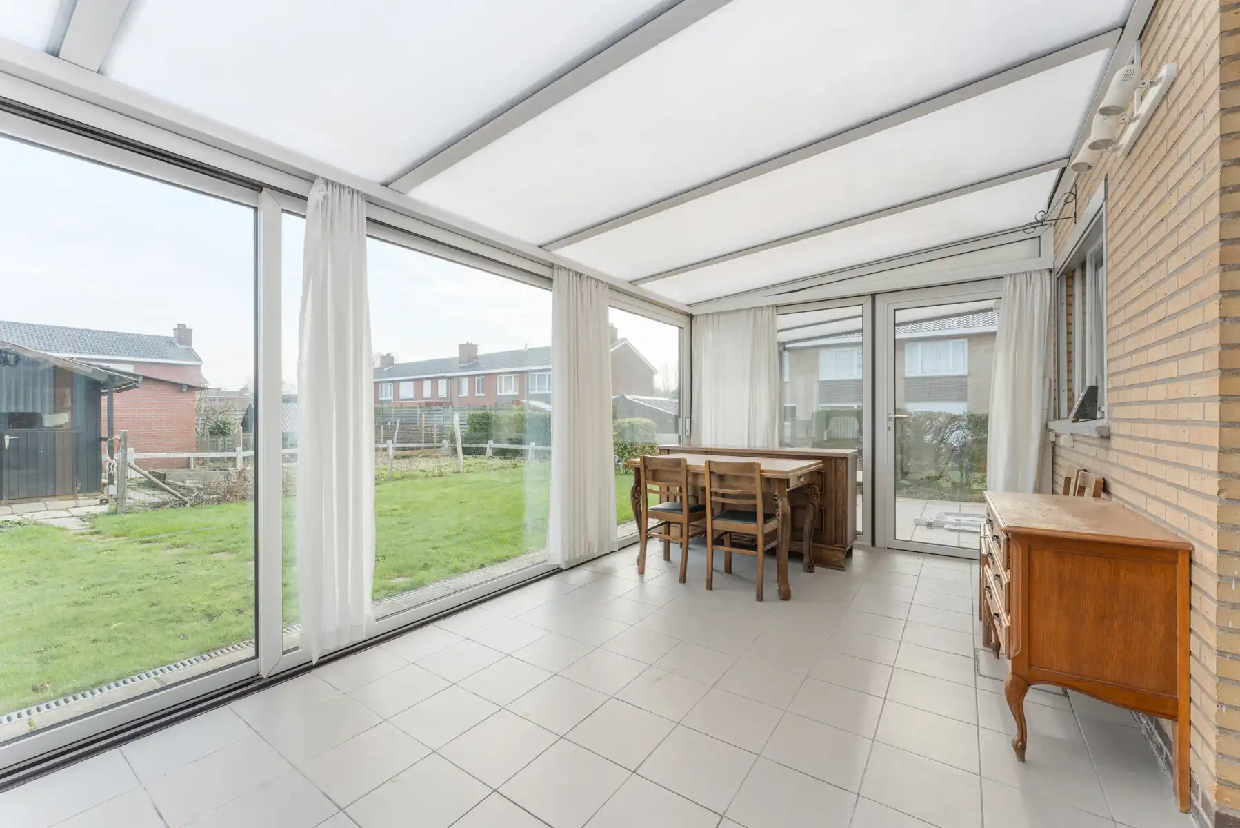 Lichtrijke ruime hoekwoning met 4 slaapkamers, veranda en garage foto 5