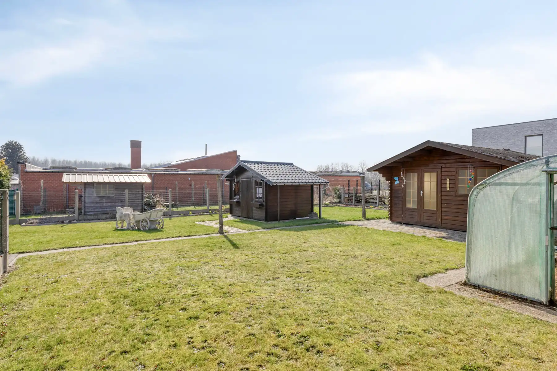 Te moderniseren ruime en solide 3-gevelwoning met grote tuin foto 3