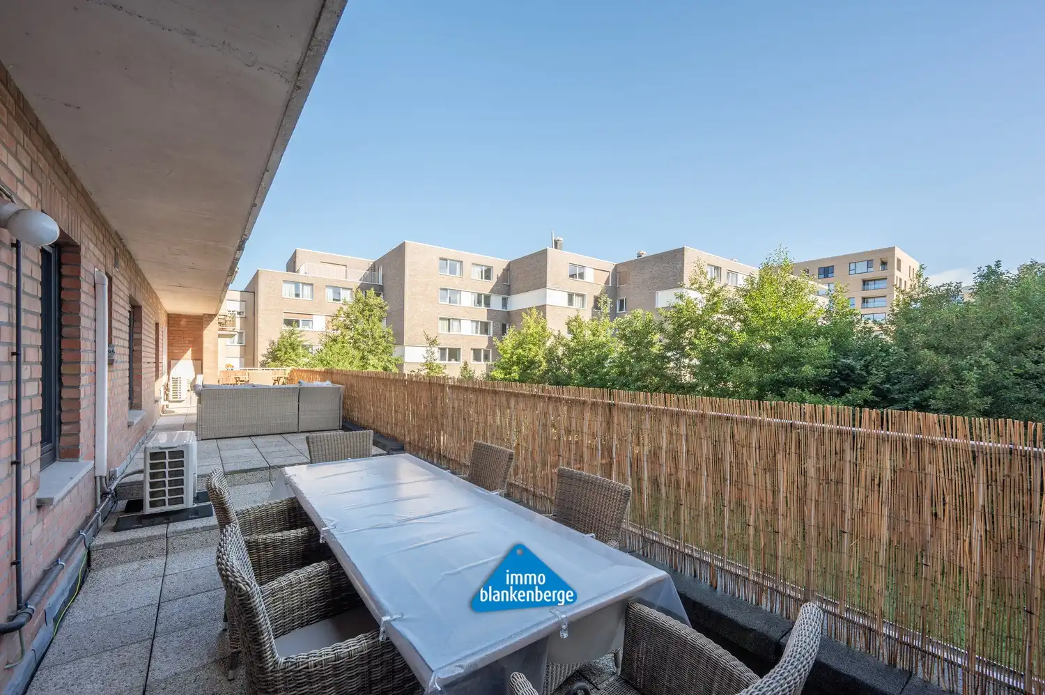 Zeer Ruim en Stijlvol gerenoveerd appartement van 232m² op een toplocatie vlak bij het strand. foto 14