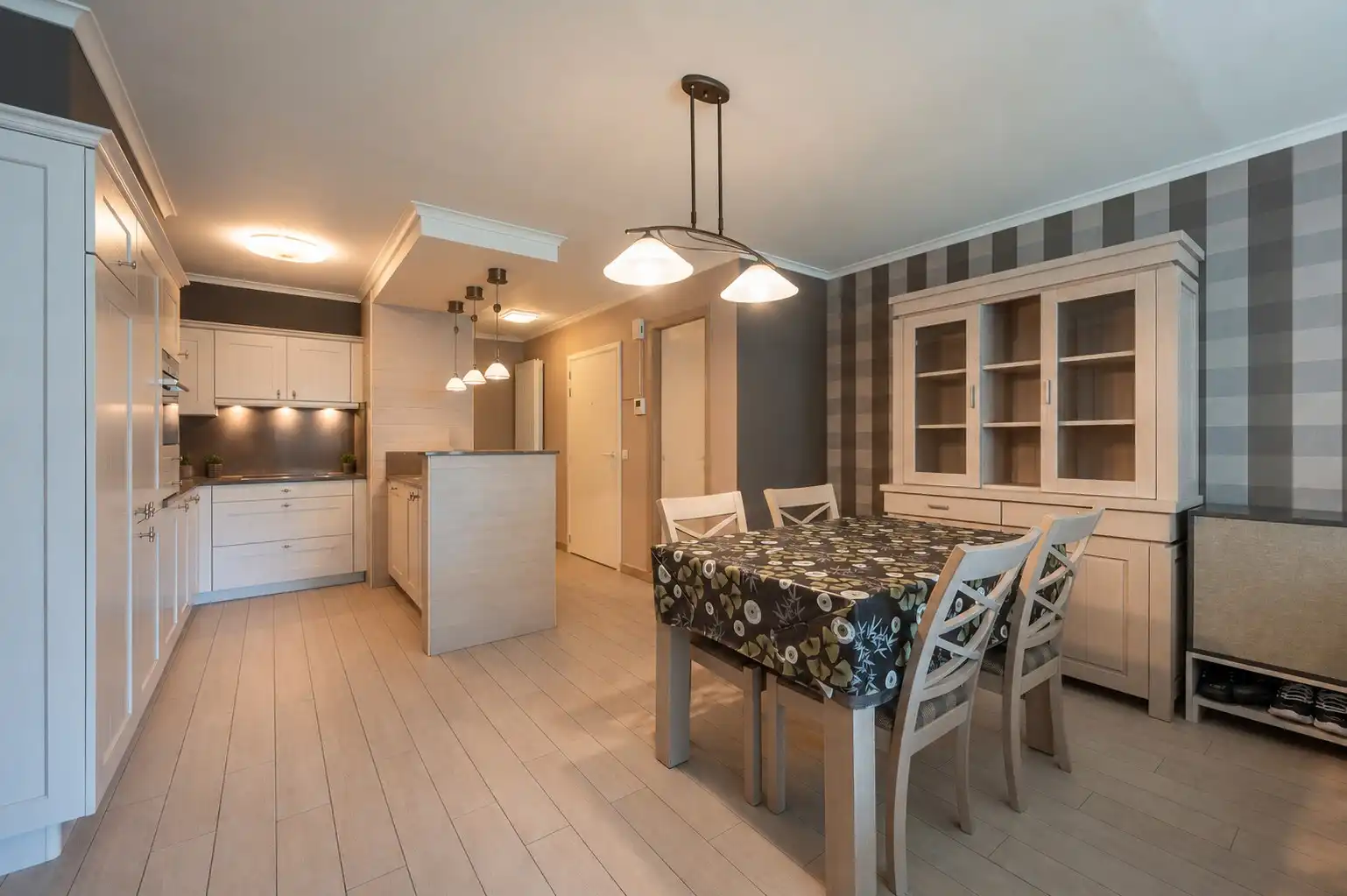 Te koop: Leuk appartement met twee terrassen op toplocatie in de Lippenslaan foto 5