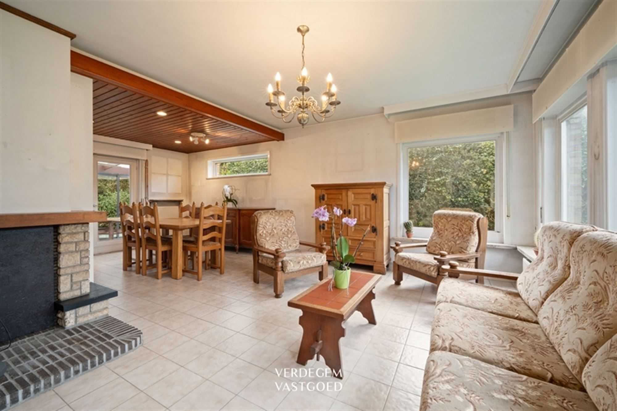 Ruime villawoning met 4+1 slaapkamers en fijne tuin, te renoveren foto 2