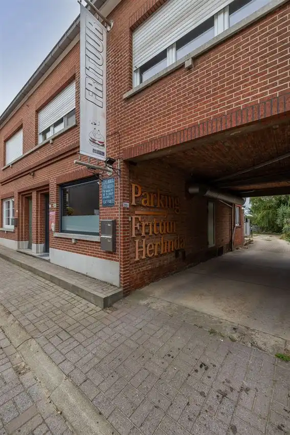 Handelswoonst met volledig uitgeruste frituur en appartement foto 39
