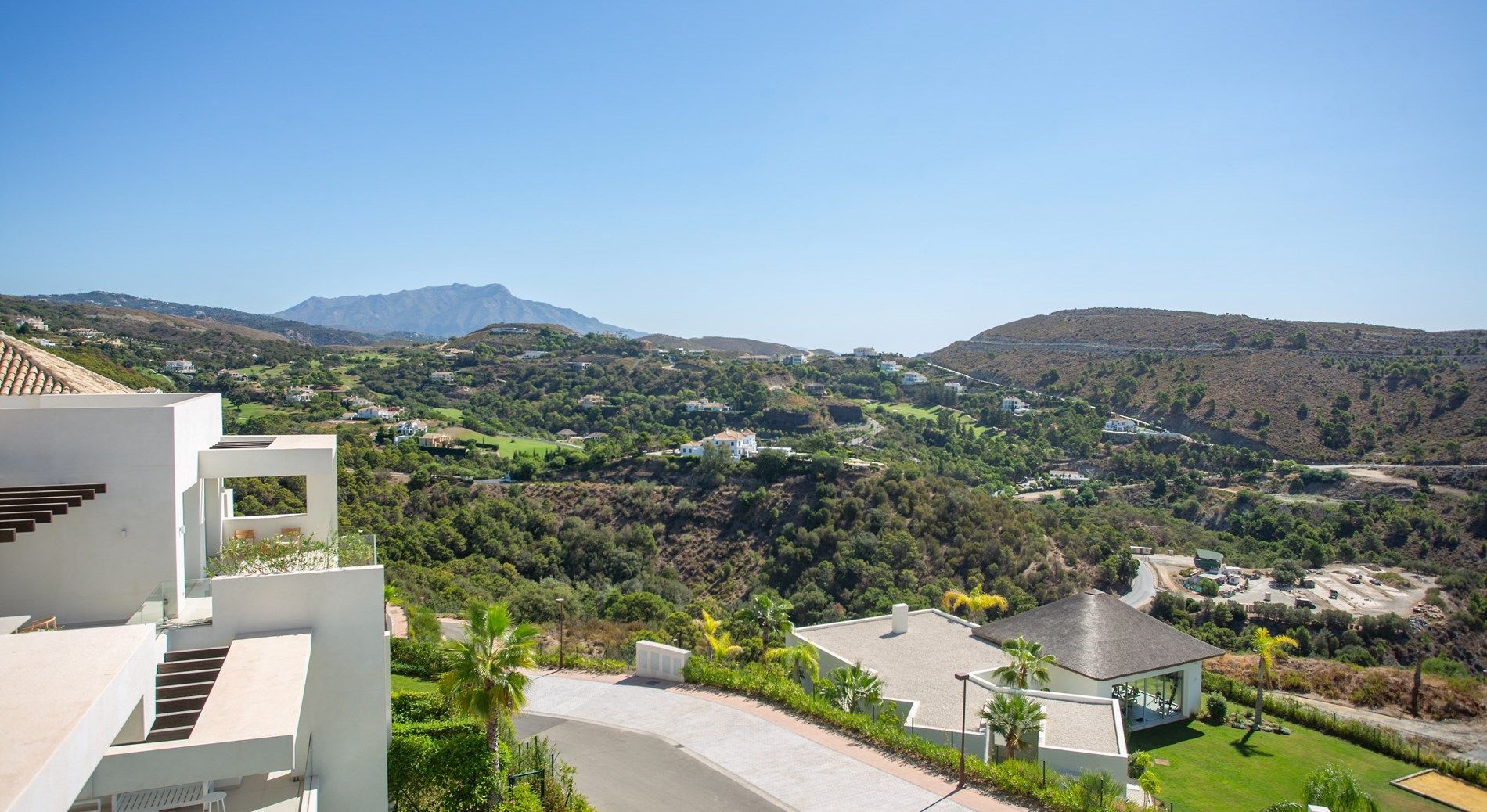 Marbella Club Hills - Prachtige instapklare penthouse met solarium, ruime woonkamer met volledig ingerichte keuken en biedt prachtig uitzicht op zee en het groe foto 18