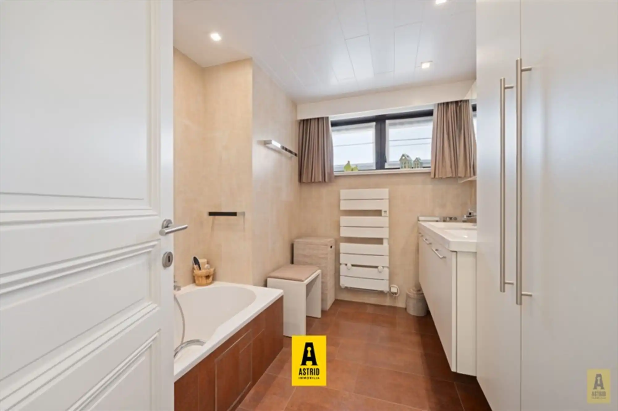 Karaktervolle voormalige dokterswoning met zee aan ruimte en mogelijkheden! foto 28