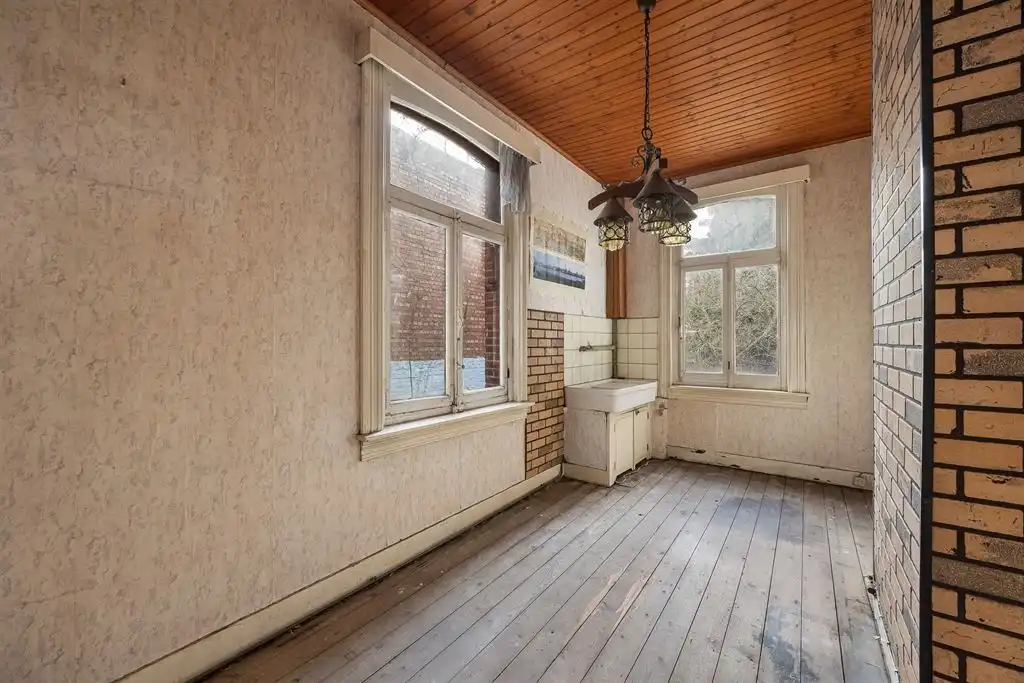 Verrassend ruime te renoveren woning met zonnige tuin foto 11