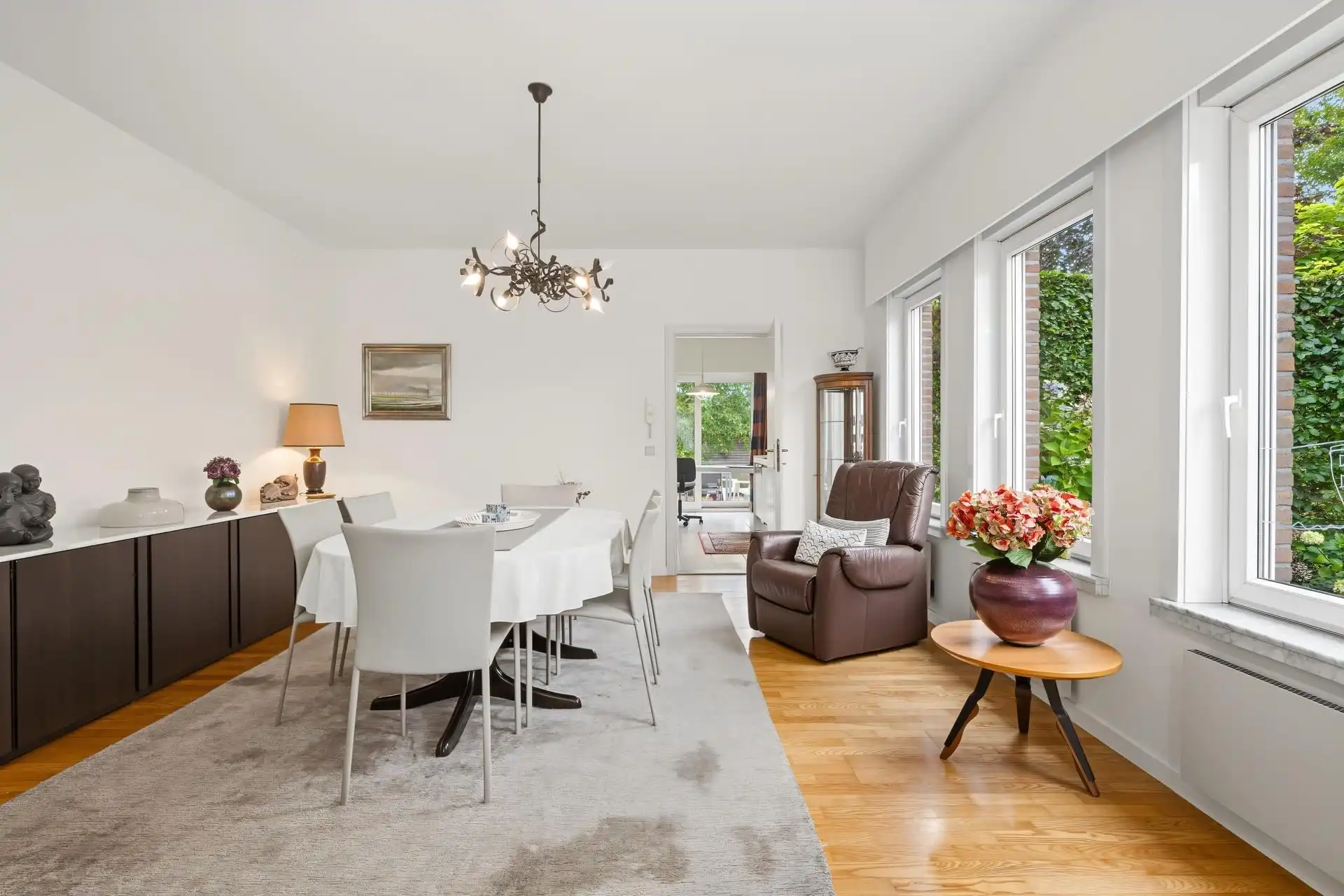 Uitstekend gelegen gezinswoning met 4 slaapkamers + bureau en ruime garage foto 6