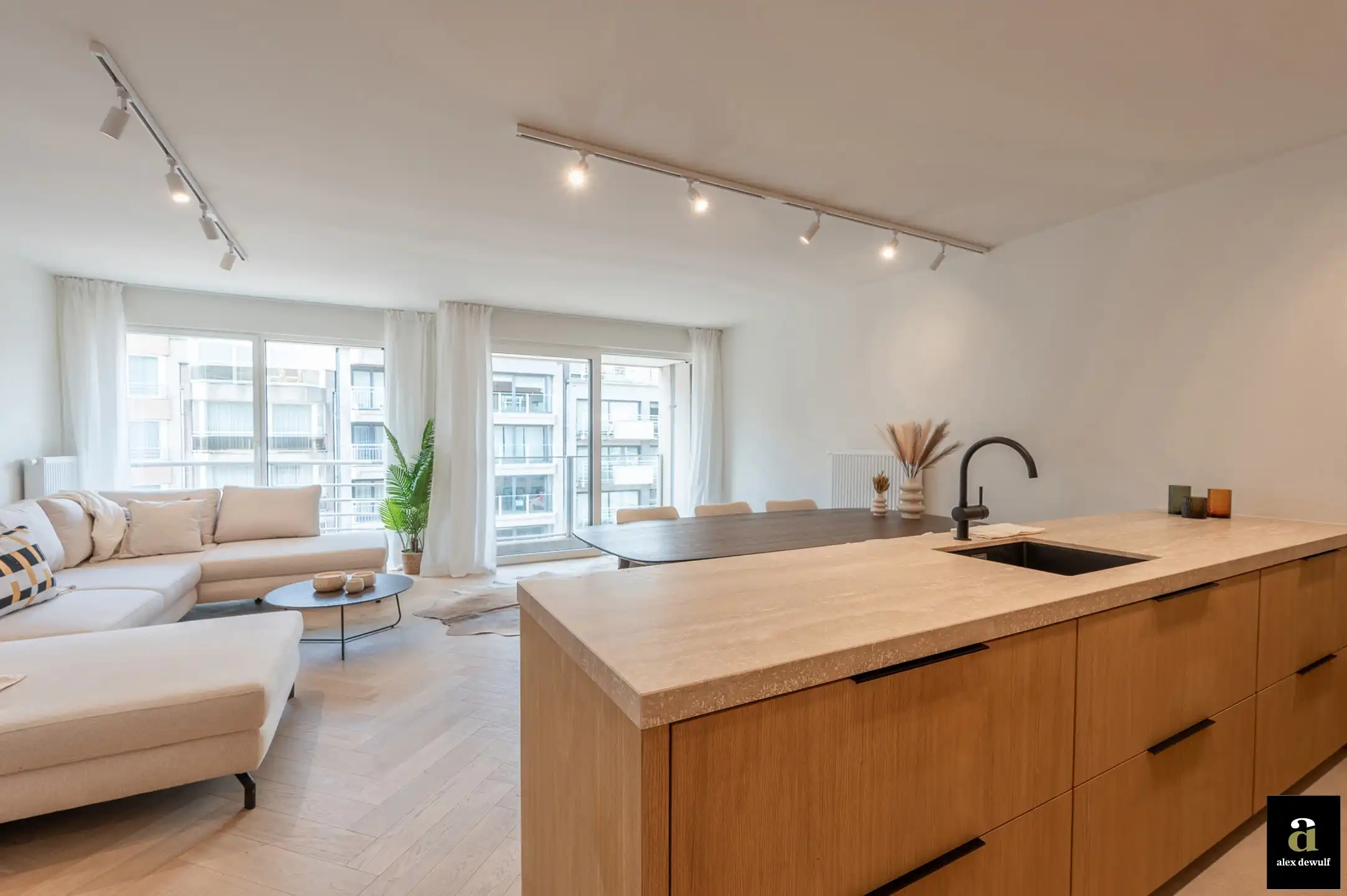 Prachtig gerenoveerd appartement met terras aan de Lippenslaan. foto 5