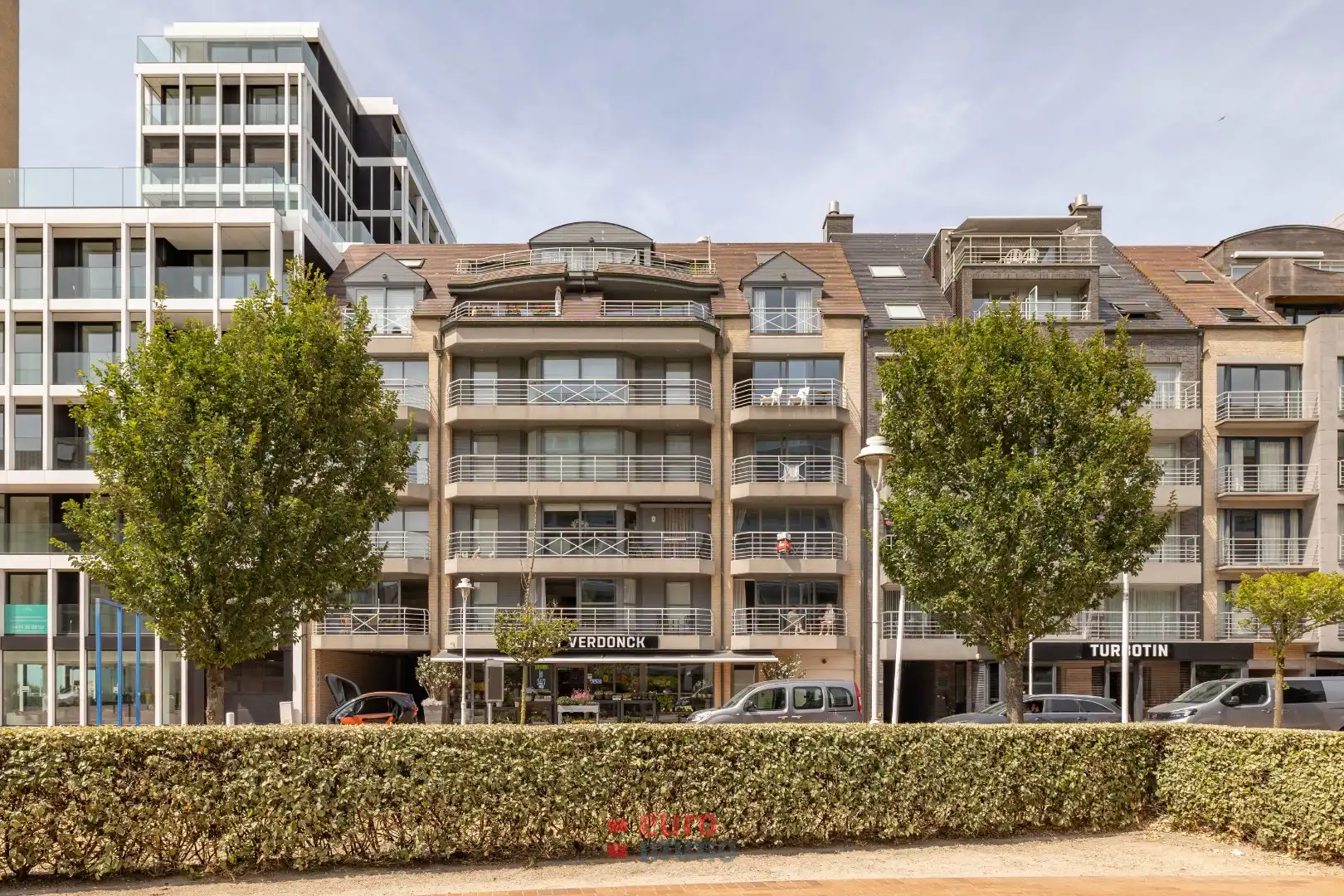Zeer ruim appartement met 3 slaapkamers in de winkelstraat van Nieuwpoort foto {{pictureIndex}}