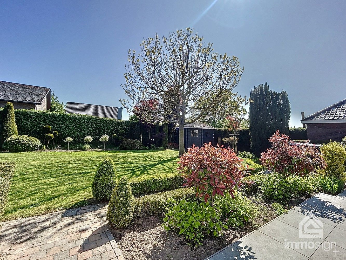 Instapklare gezinswoning met 3 slaapkamers, 2 badkamers, vrijstaande garage en prachtige tuinkamer foto 10
