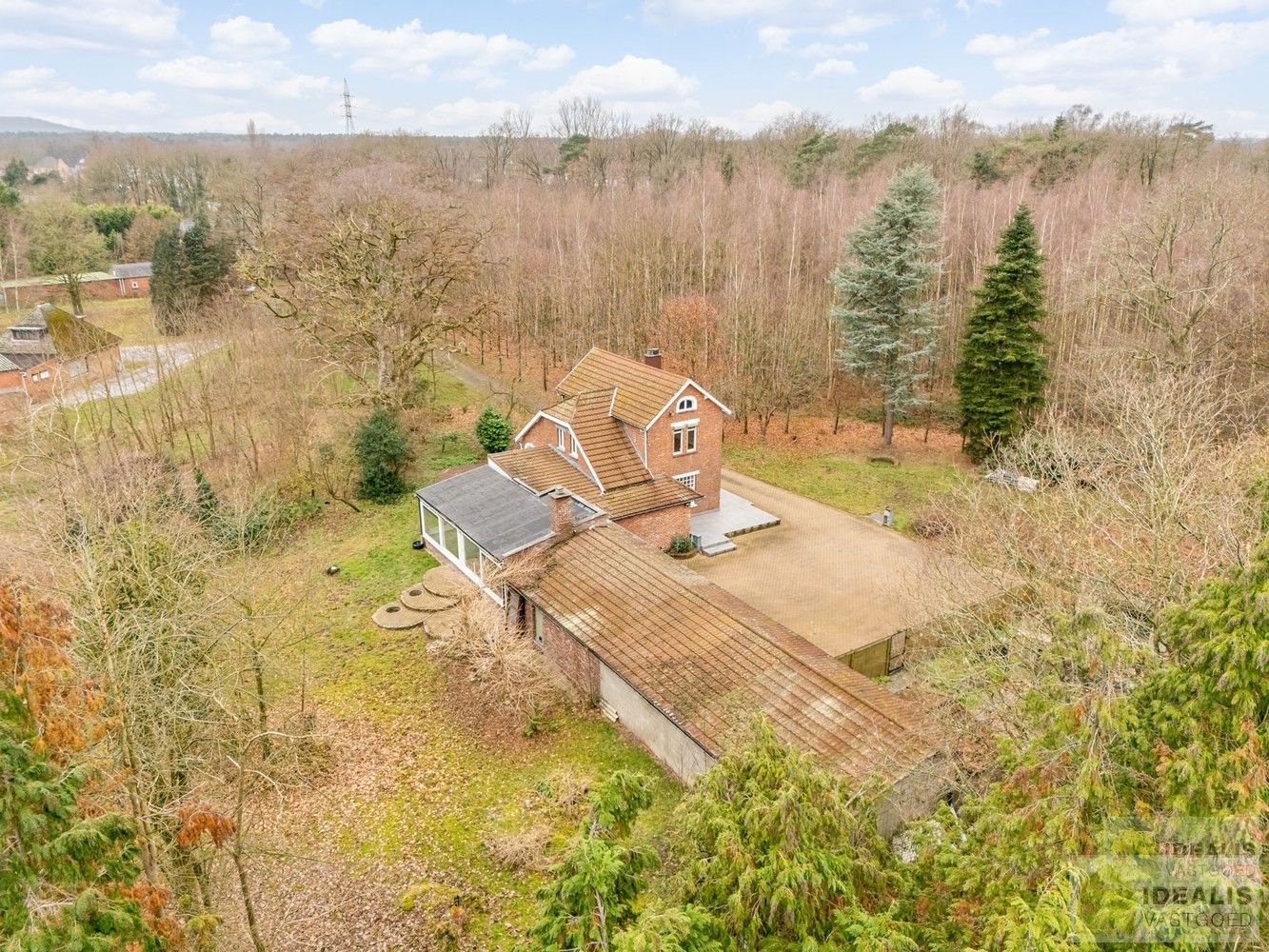 IDEALIS VASTGOED – Ruime te renoveren villa op riant perceel! De villa omvat 198m² netto bewoonbare oppervlakte met een ruime woonkamer en aansluitend uitgeruste keuken, badkamer, 2 grote en 1 kleine slaapkamer, kelder, veranda en 2 garages met sectionale poort van ca. 100m². De villa is gelegen op een prachtig perceel met een oppervlakte van ca. 1,1 hectare (11.000m²)! omgeven door bosgebied! Zeer geschikt voor kandidaten op zoek naar een unieke locatie zeer centraal gelegen, doch volledig omgeven door groen. foto 6