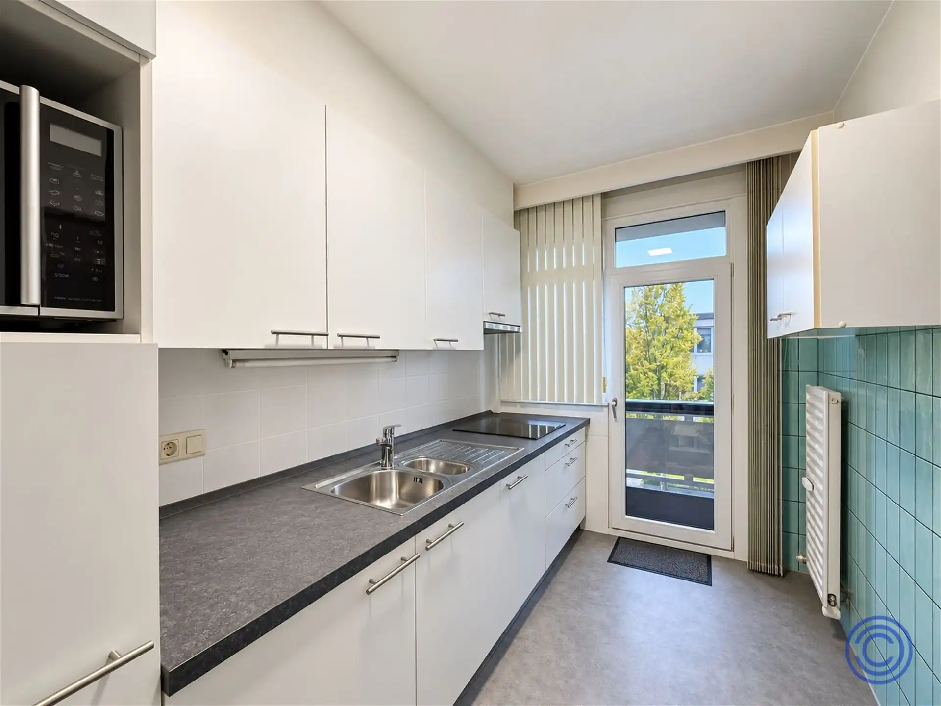 Op te frissen 2-slpk appartement met terras in rustige woonwijk! foto 5