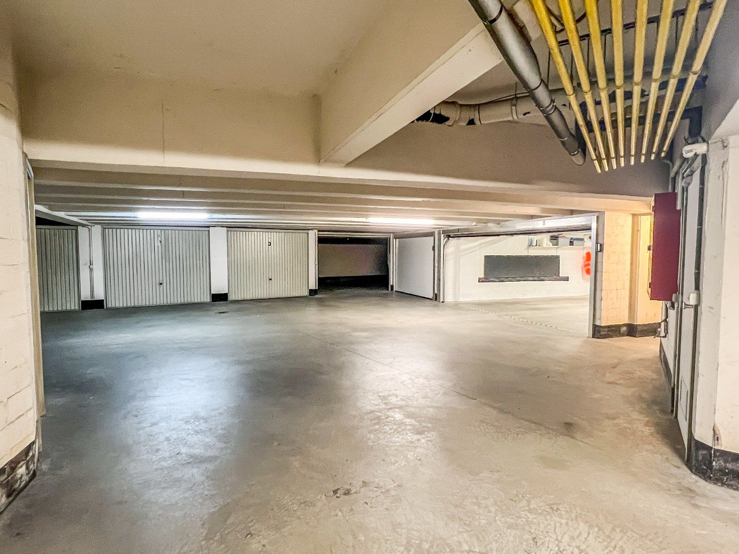 Dubbele garagebox met automatische poort gelegen op van de Kustlaan tussen het Driehoeksplein en het Albertplein.  foto 5