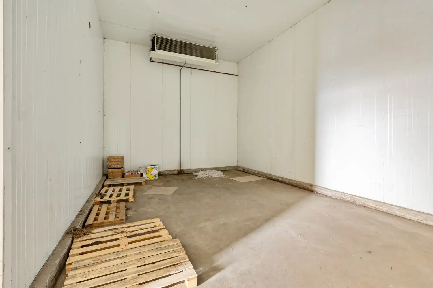 Te renoveren woning met loodsen op rustige locatie! foto 21