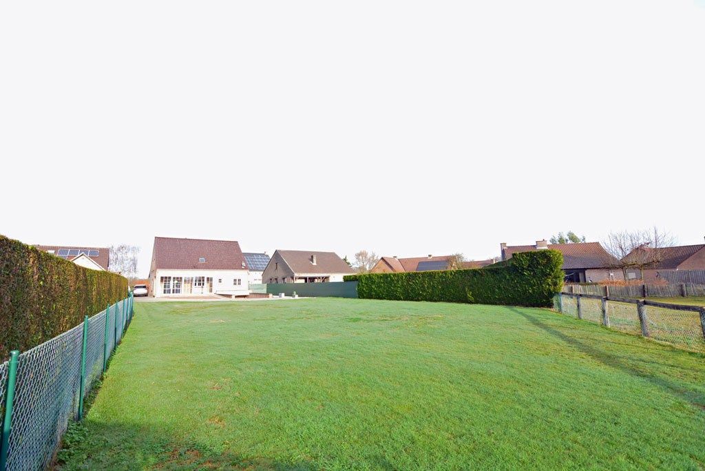 Vrijstaande woning met 4 slpks. en 2 bdks. op een perceel van 12a38ca. foto 41