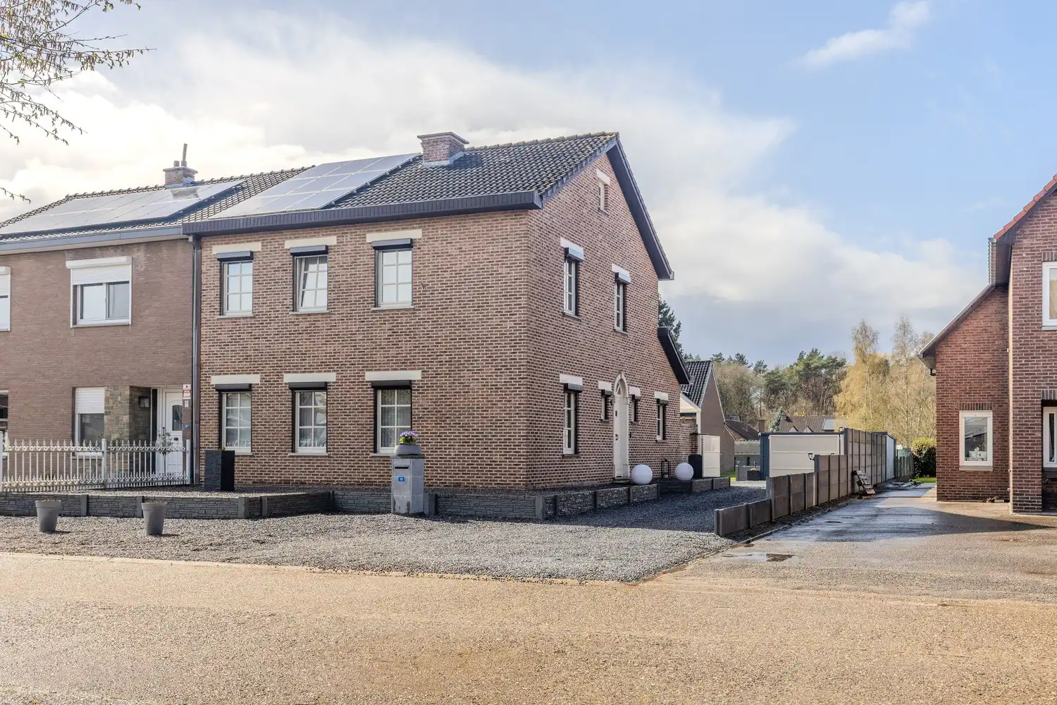 Instapklare woning met drie slaapkamers, ruime tuin en twee garageboxen in hartje Rekem! foto {{pictureIndex}}