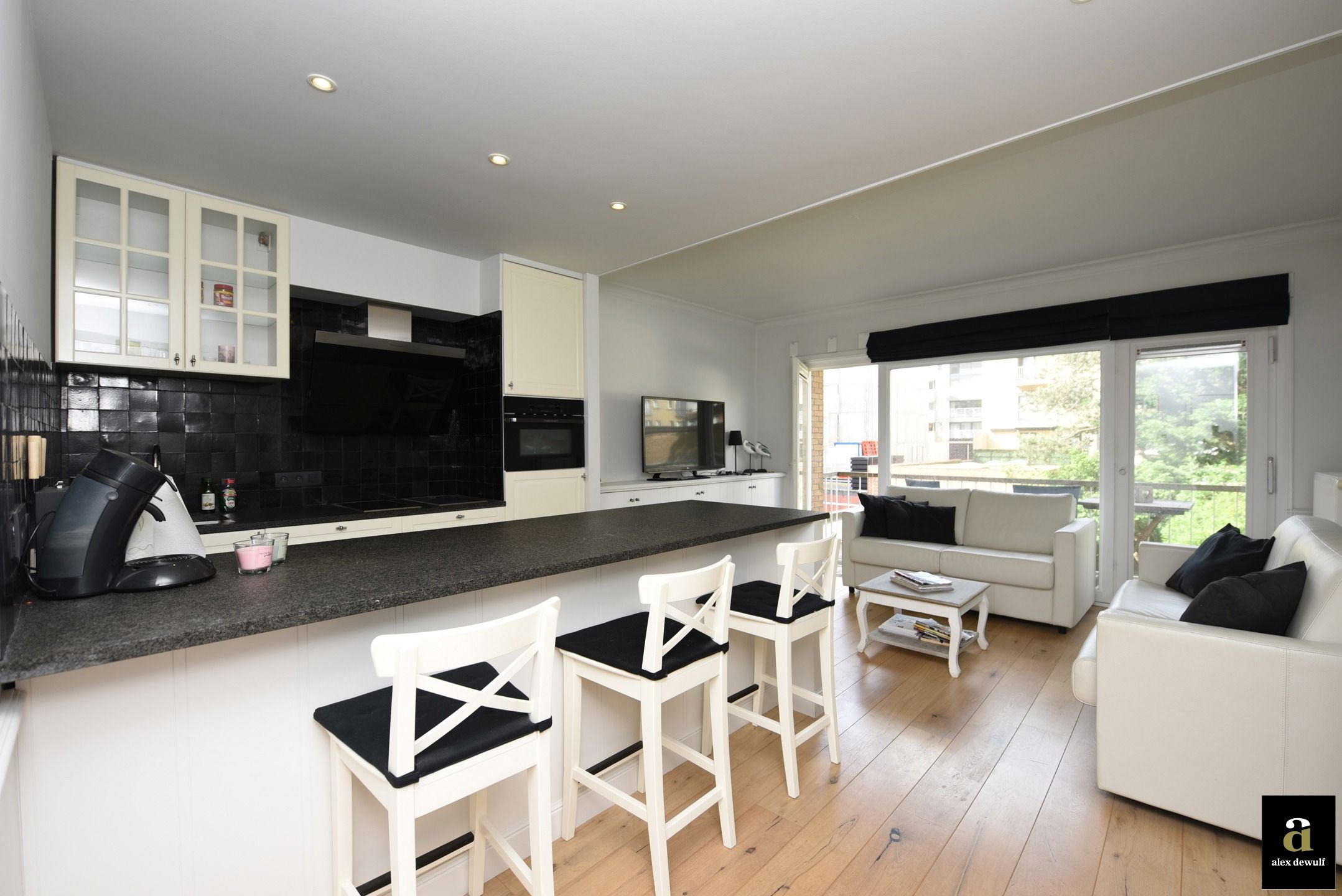 Moderne gemeubelde studio met terras vlakbij het strand foto {{pictureIndex}}
