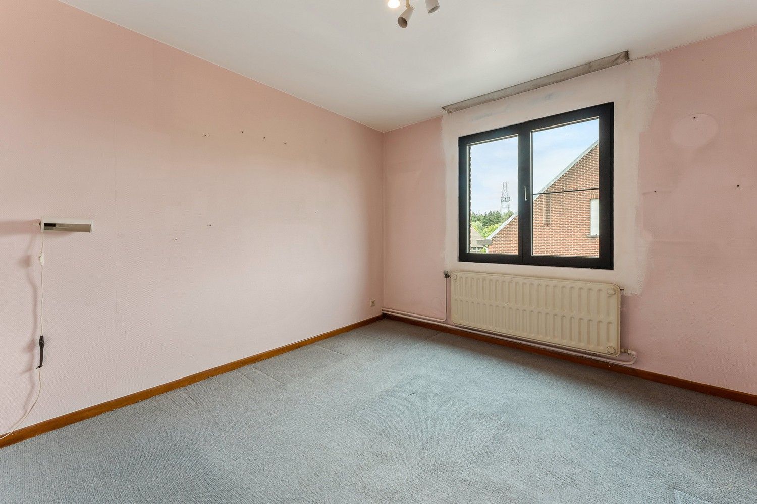 Deels gerenoveerde woning met 5 slpkrs en grote omheinde tuin foto 16