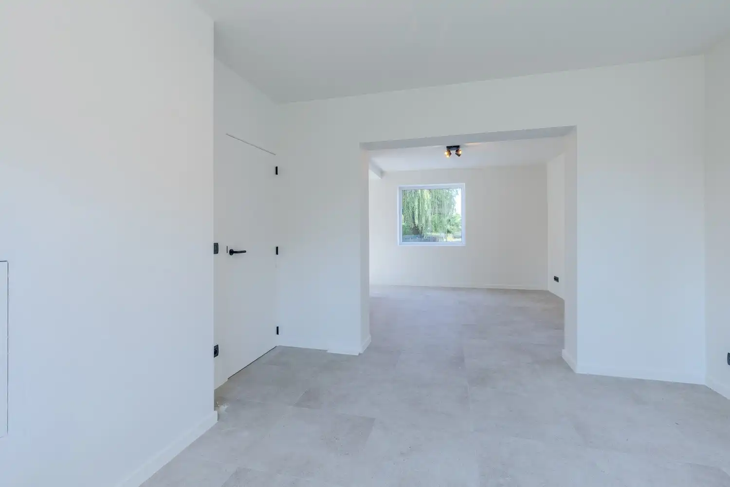 Volledig gerenoveerde huurwoning met drie slaapkamers en ruime tuin op toplocatie in Rekem foto 5