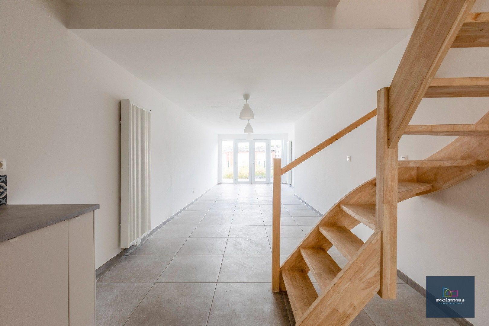 Instapklare gerenoveerde woning in rij met terras, tuin en garagebox foto 3