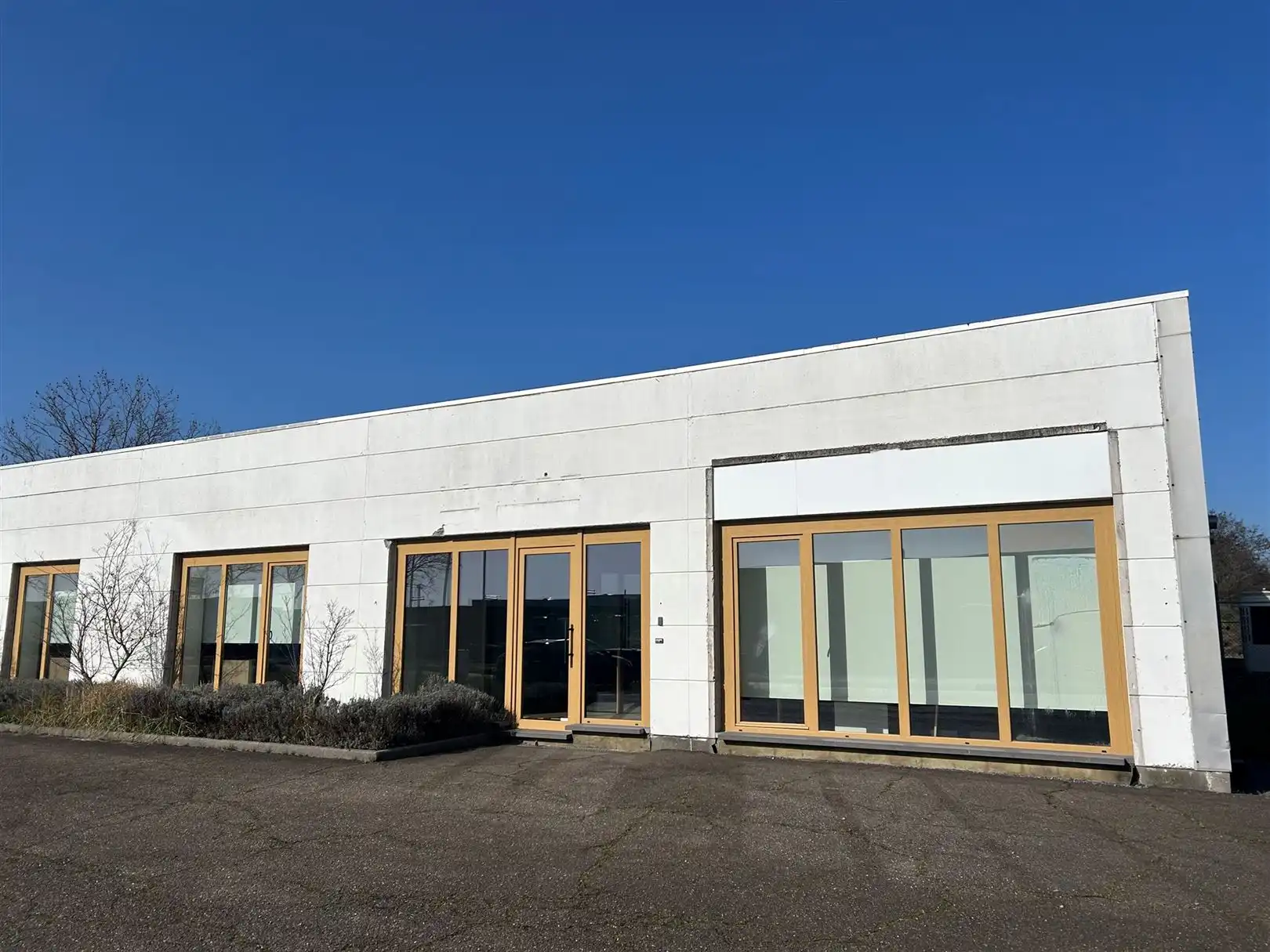 Hedendaags kantoorgebouw met magazijn foto {{pictureIndex}}