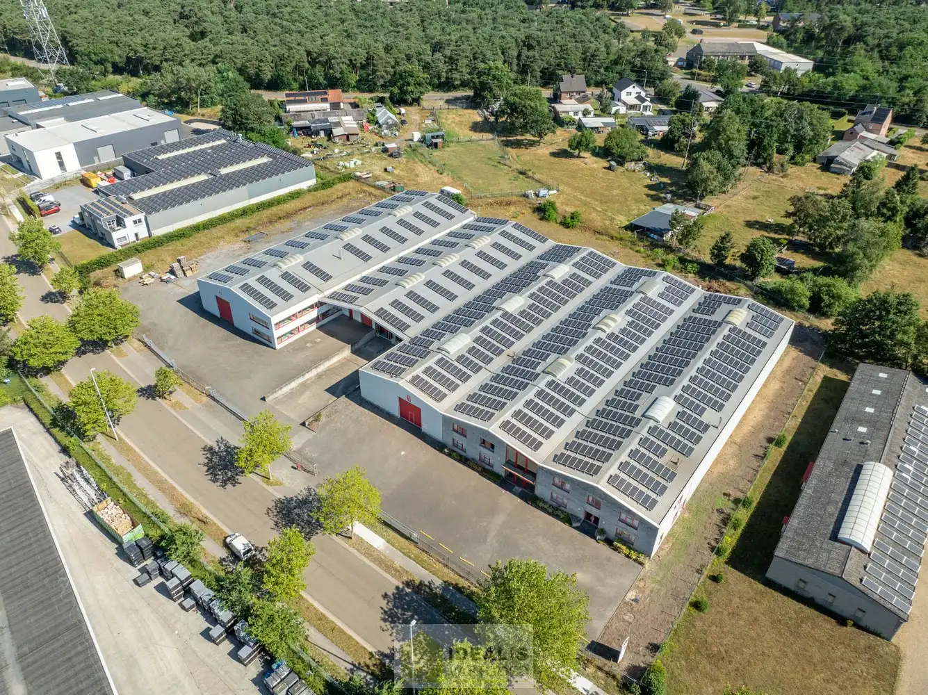 IDEALIS VASTGOED – Industrieel bedrijfsgebouw van maar liefst +-5000m² bruikbare oppervlakte, bestaande uit bedrijfshallen, kantoor- en vergaderruimtes en een appartement met een centrale ligging op industrieterrein Genk Zuid op een perceel van 10.326m² (1,03 hectare). foto 2