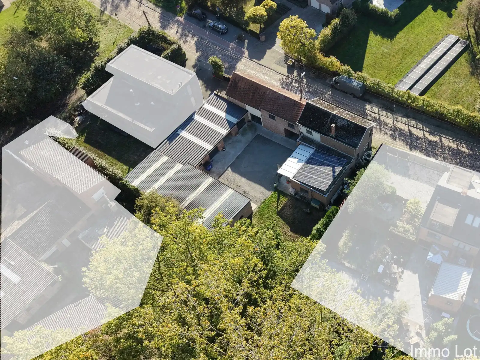 Woning met groot magazijn, dubbele garage en apart bureau foto 24