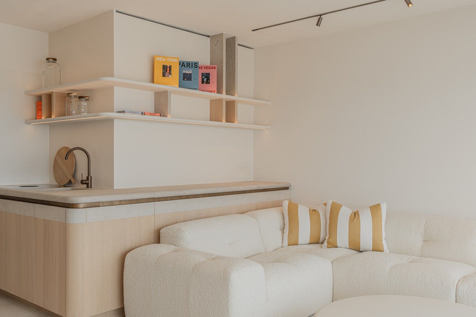 Fantastisch gerenoveerd appartement met panoramisch zeezicht. foto 6