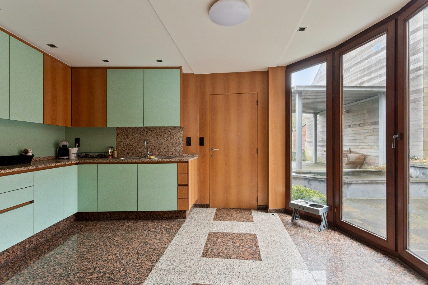 Verrassend ruime woning met knap terras en diepe tuin foto 7