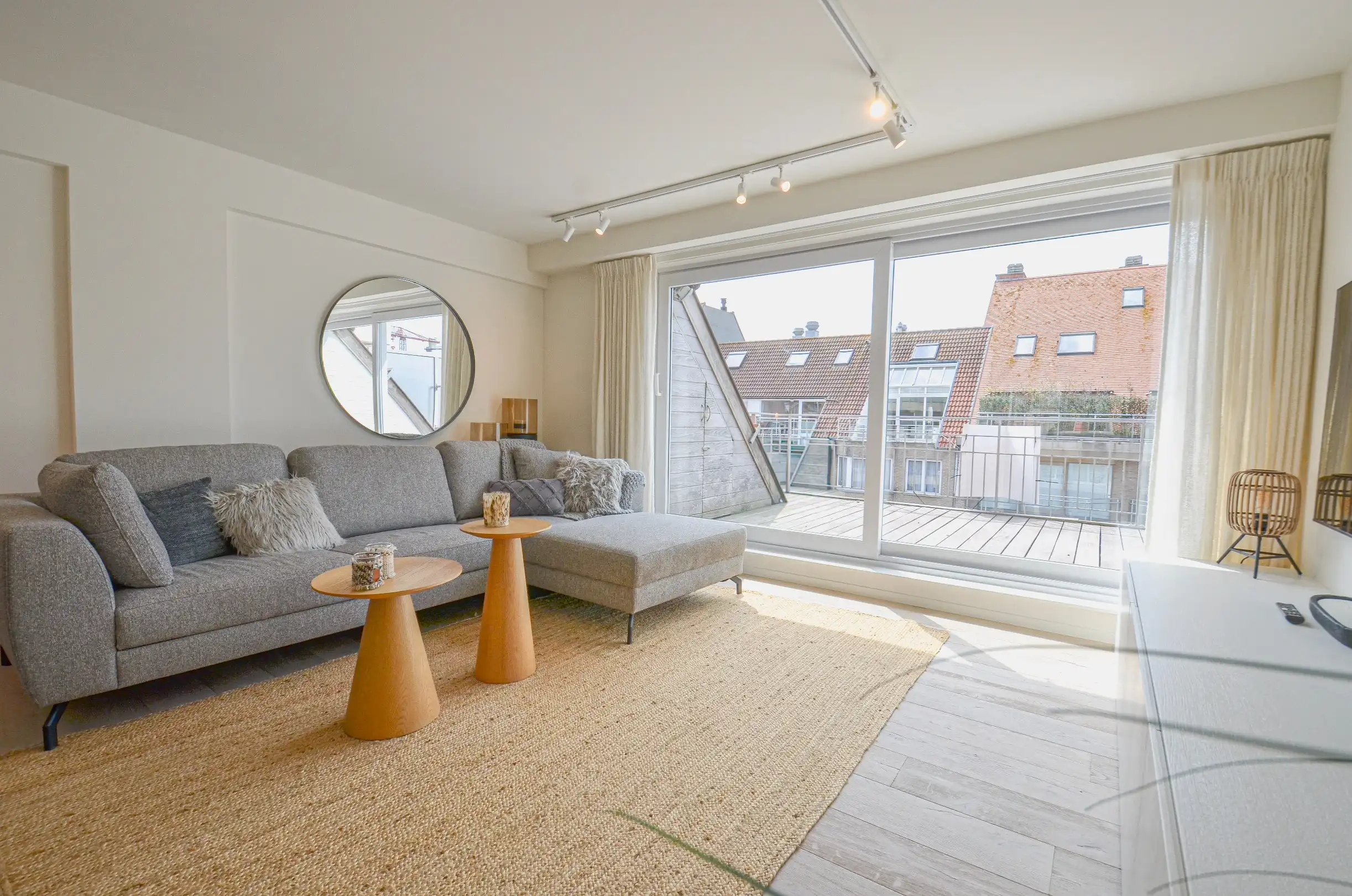 Volledig gerenoveerd appartement met twee ruime terrassen. foto 4