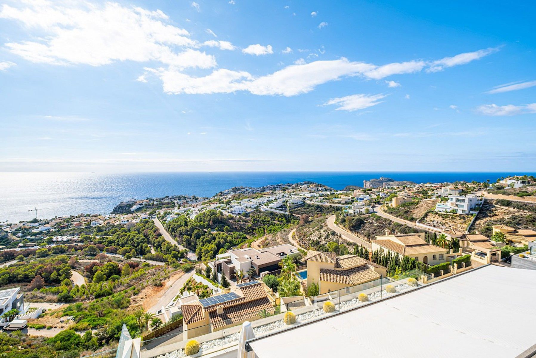 Prachtig luxe appartement met panoramisch zeezicht foto 6