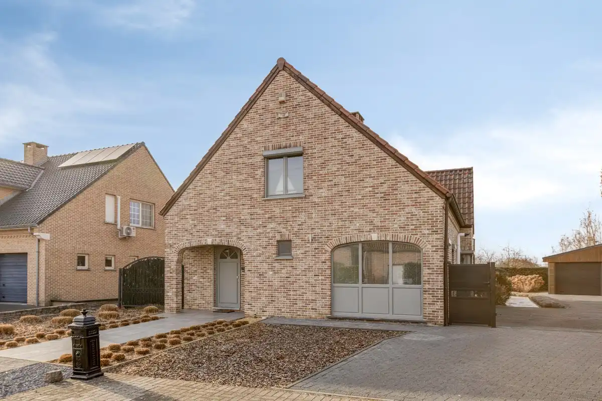 Instapklare villa met 3 slaapkamers, kantoor en garages foto 28