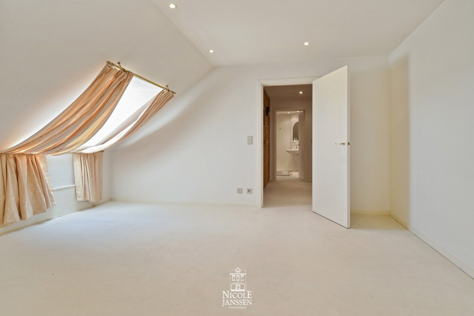 Exclusieve villa met zwembad, poolhouse en royale leefruimtes foto 16