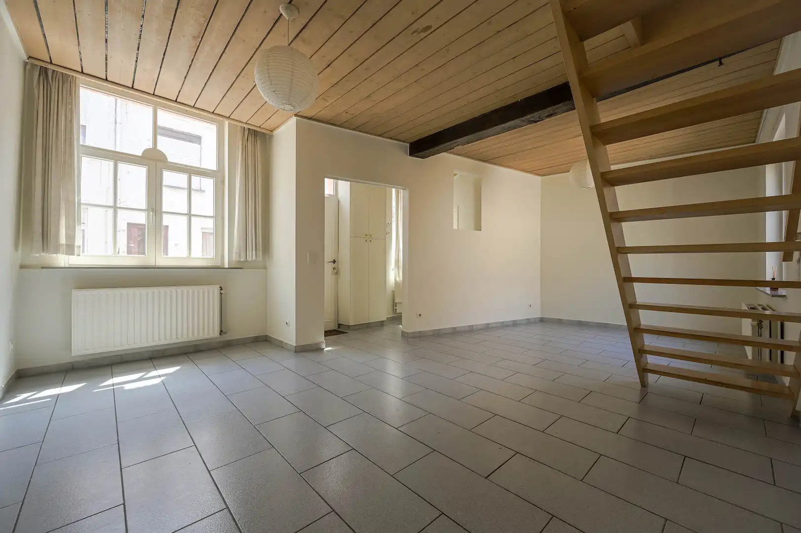 Brugs huis in de schaduw van Jeruzalemkerk, authentieke 16e-17e eeuwse gevel foto 6