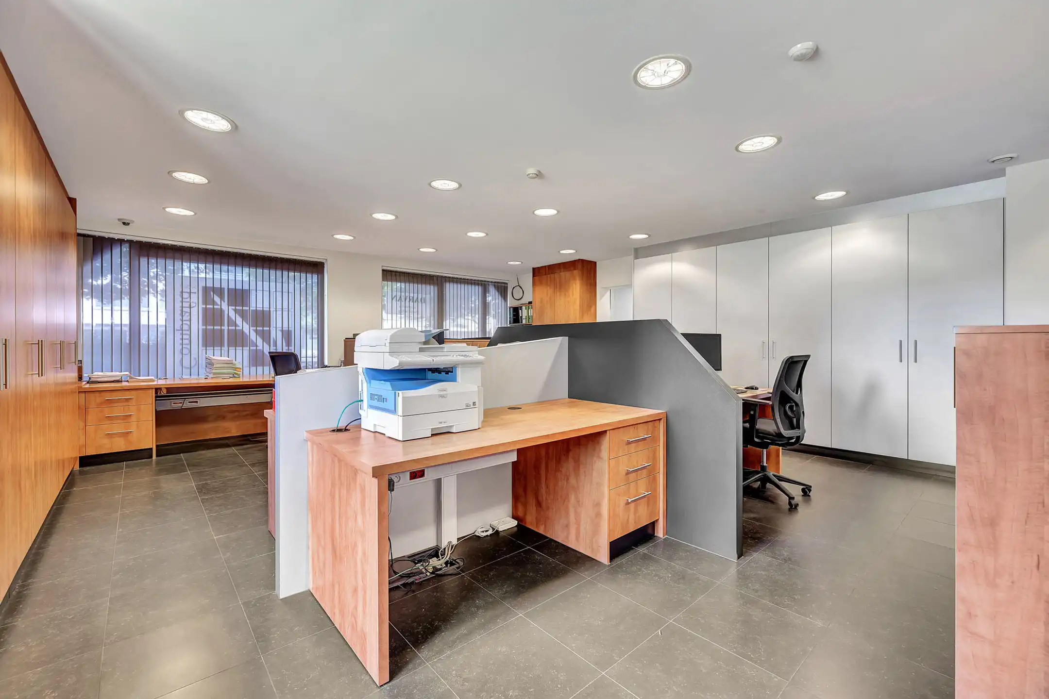 Instapklaar commercieel gelijkvloers op strategische locatie foto 21