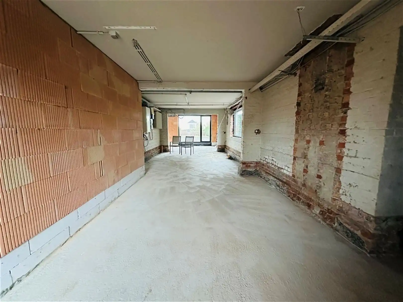 Af te werken kantoorgebouw op zichtlocatie langsheen  N9 foto 6