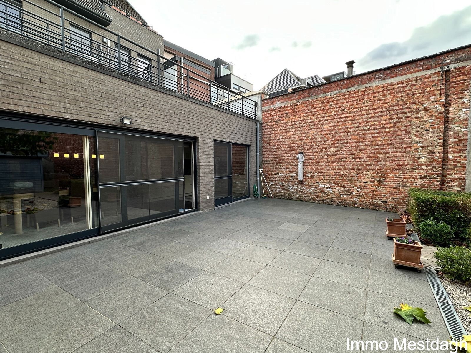 Ruim gelijkvloers appartement met tuin en autostaanplaats. foto 2