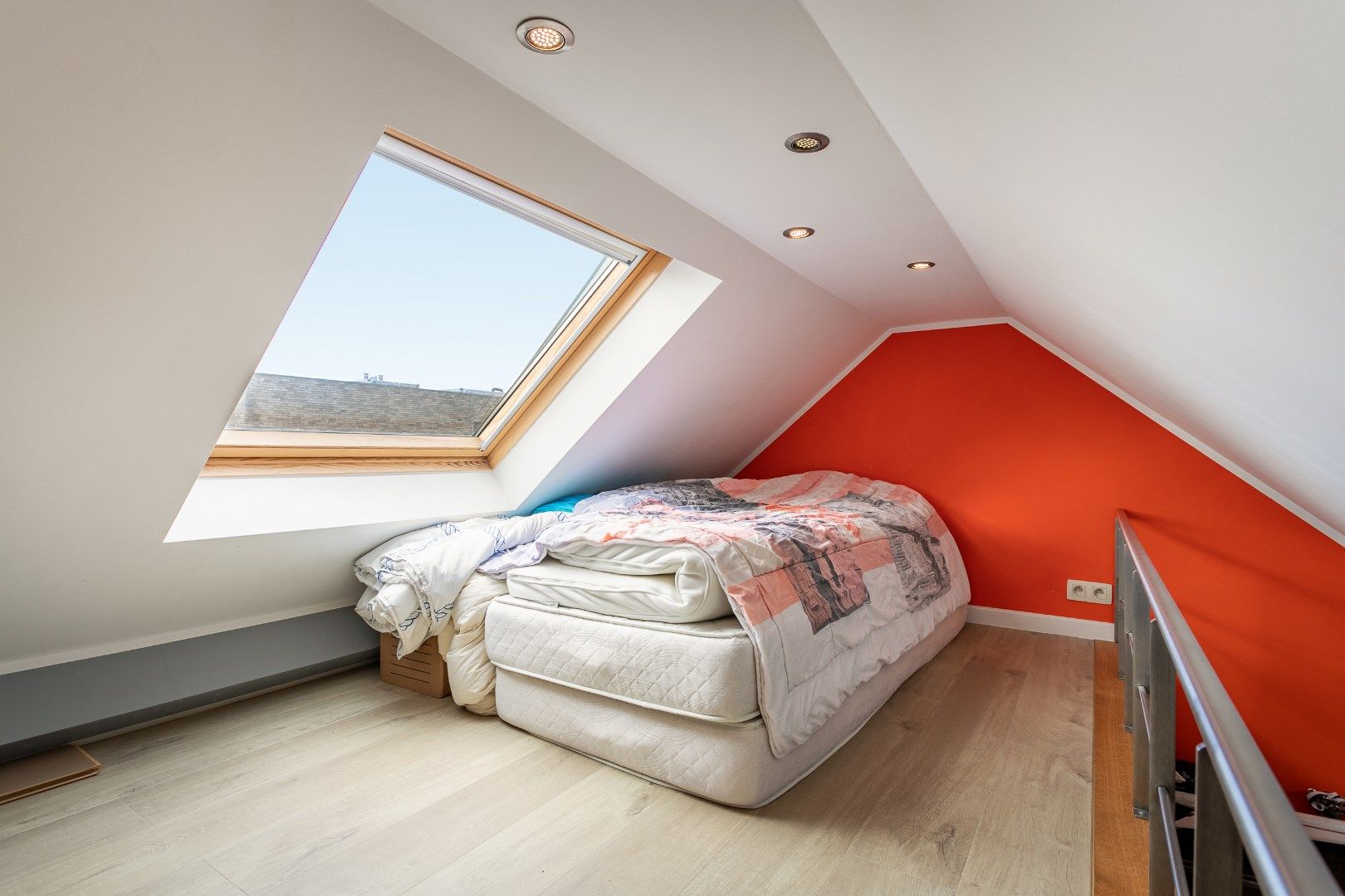 Volledig gerenoveerde woning met 3 slaapkamers, bureau en tuin foto 17