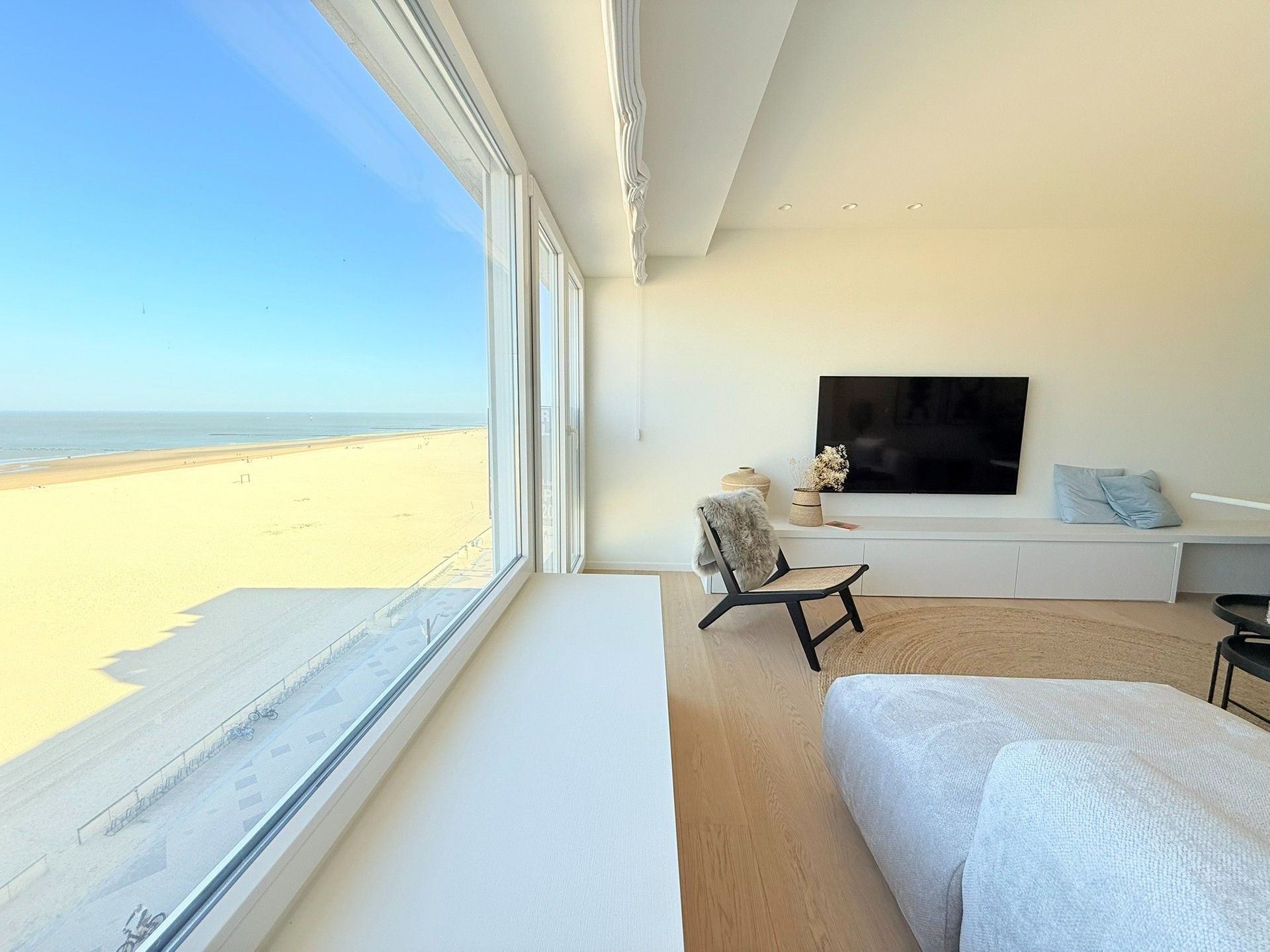 Luxueus gerenoveerd appartement met frontaal zeezicht aan het Albertstrand foto {{pictureIndex}}