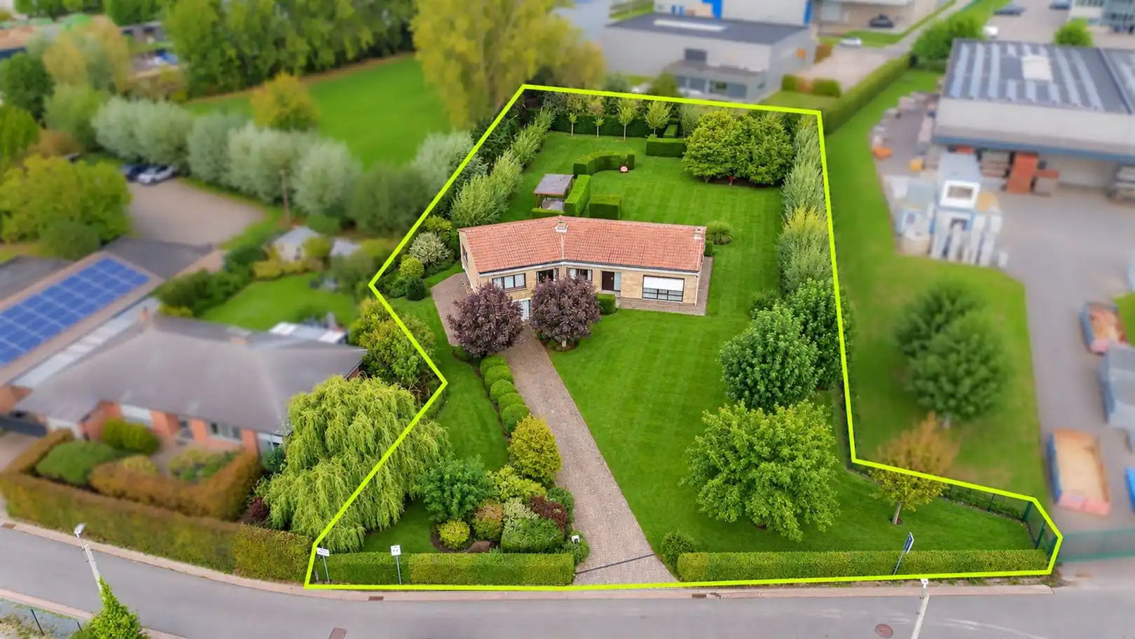 Hoofdfoto van de publicatie: RUIME OPEN BEBOUWING OP EEN PERCEEL VAN 2.810 M² VEEL POTENTIEEL EN PRACHTIGE TUIN