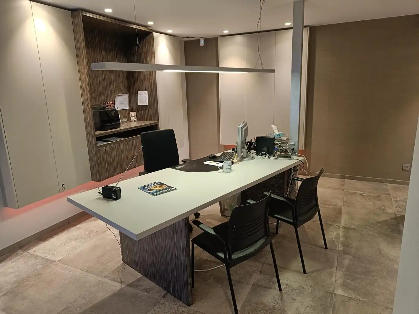 Genk, Winterslagstraat 89/1: Instapklare, bemeubelde bureelruimte incl. parking vlakbij het centrum. foto 2