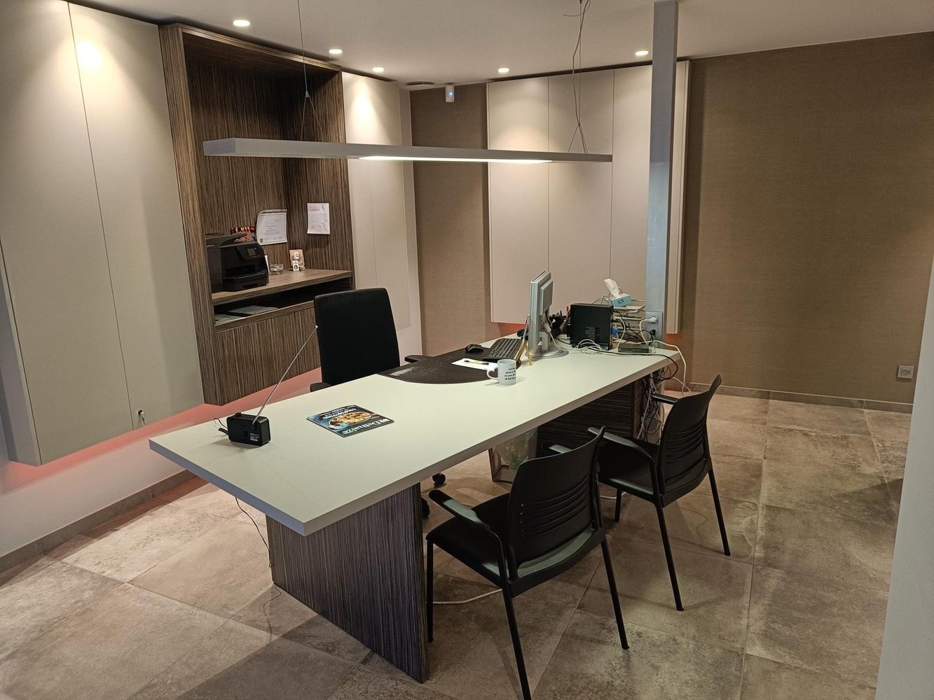 Genk, Winterslagstraat 89/1: Instapklare, bemeubelde bureelruimte incl. parking vlakbij het centrum. foto 2