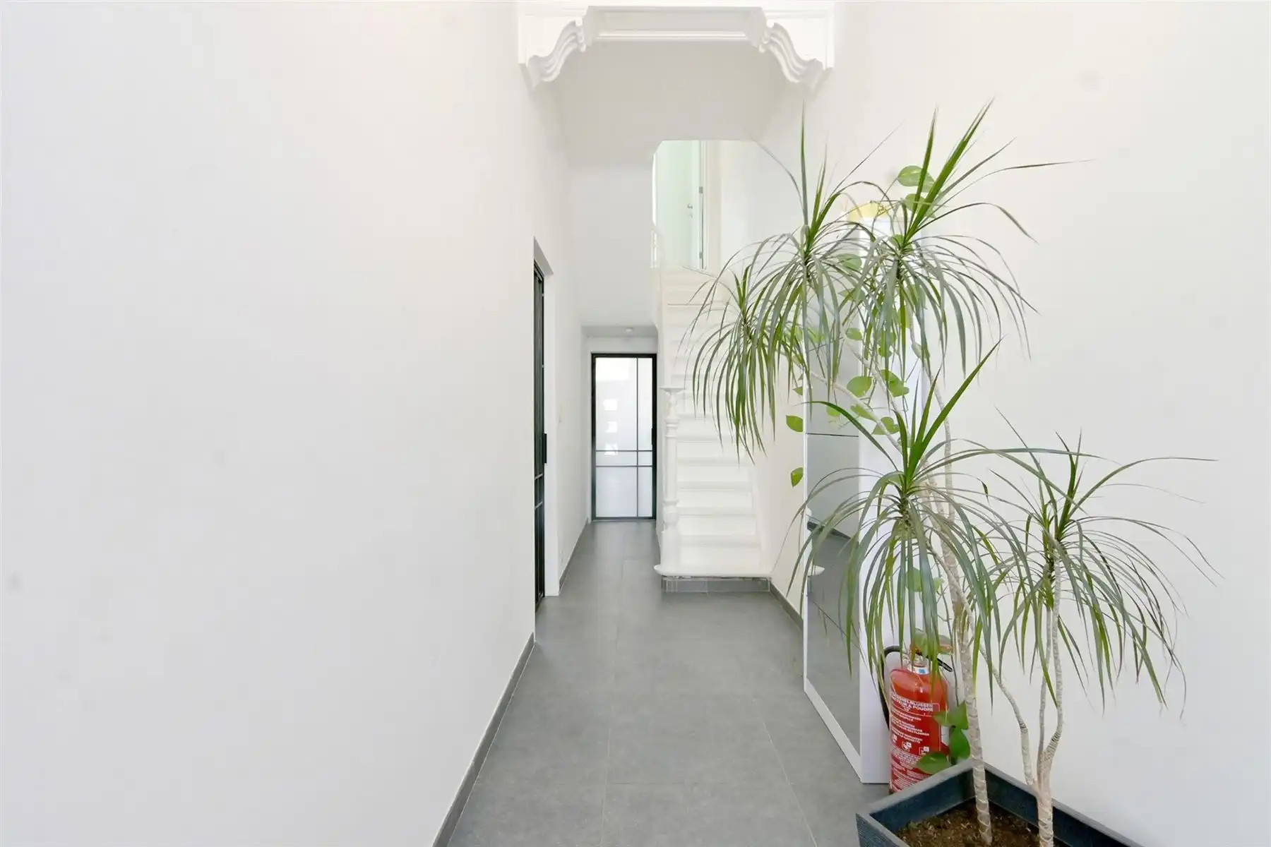 Gerenoveerde woning met 4 slpk's en gezellige zuid-tuin! foto 9