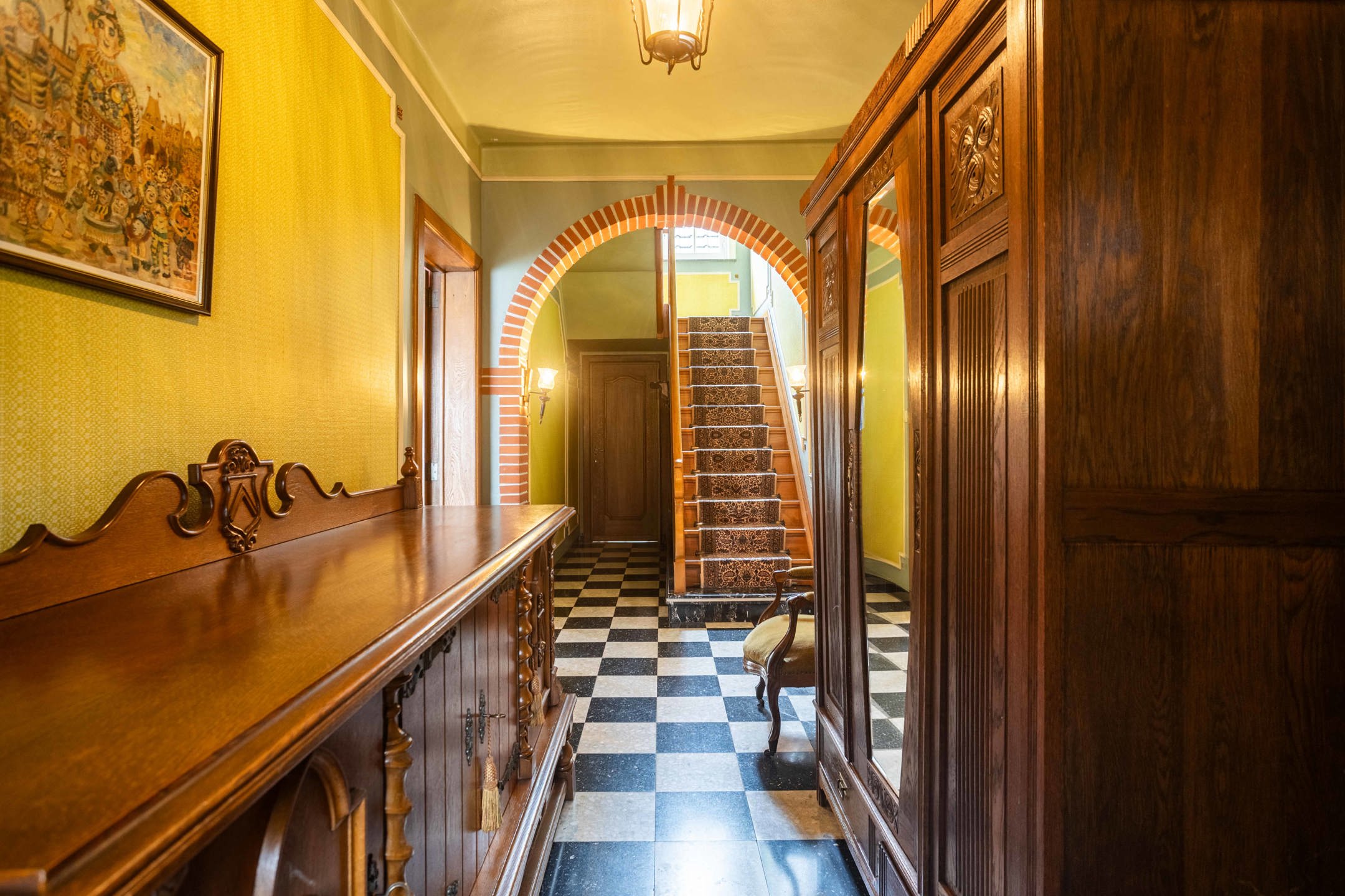 Te renoveren solide woning met garage op uitstekende locatie foto 4