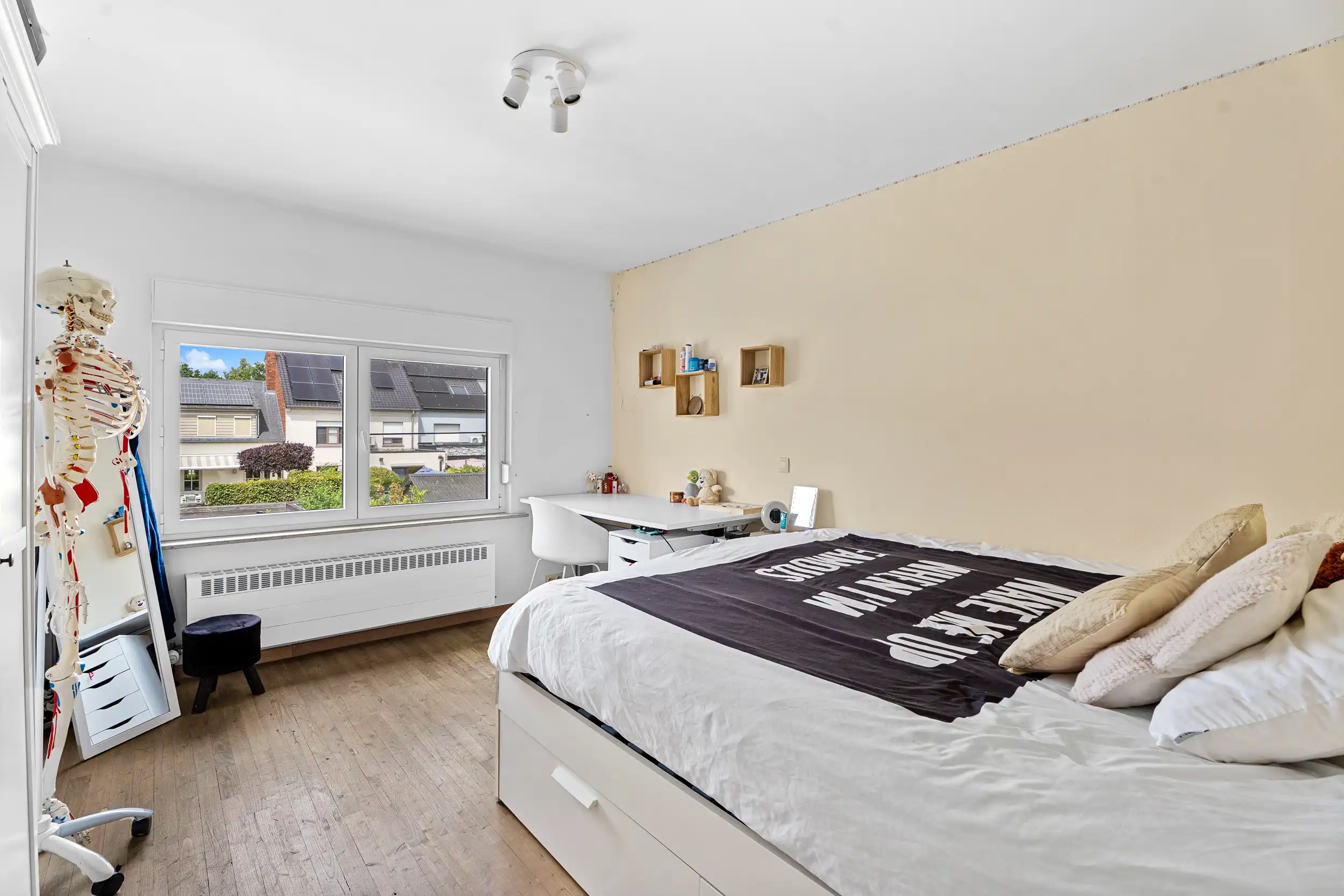 Ruime, instapklare, gezinswoning in residentiële wijk foto 20