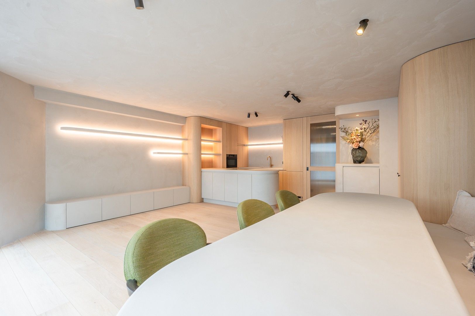 Gerenoveerd appartement met 3 slaapkamers, gelegen nabij de Zeedijk en het Driehoeksplein. foto {{pictureIndex}}