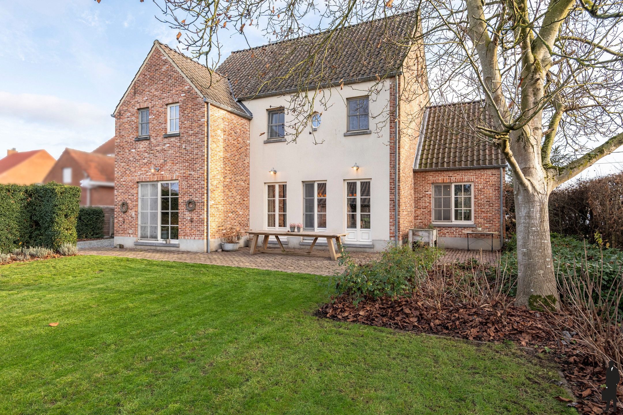 Villa met 4 tot 5 slaapkamers, weiland en paardenstallen (2) foto 2